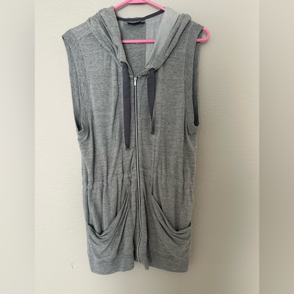 SIZE MEDIUM ATHLETA GRAY ACTIVE WEAR VEST JACKET SLEEVELESS WOMENS